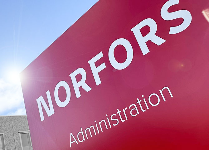 Skilt ved Norfors med tekst: Norfors Administration